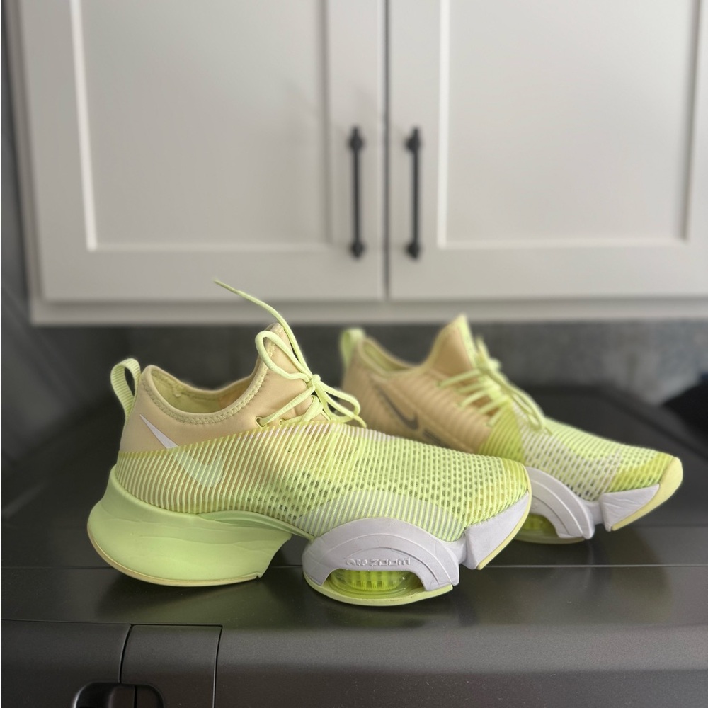 Nike Women's 7.5 Air Zoom SuperRep Barley Volt sneakers